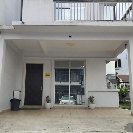 Homestay Greenway Pasir Gudang Exterior photo